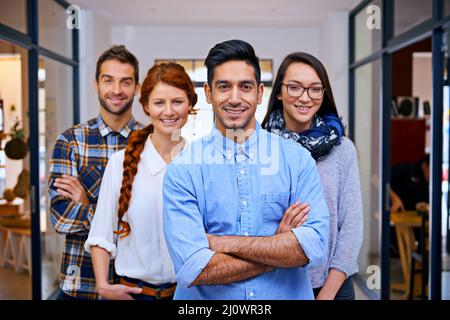 Zeigen wir Ihnen, was wir tun können. Porträt eines Teams junger Designer in ihrem modernen Büro. Stockfoto