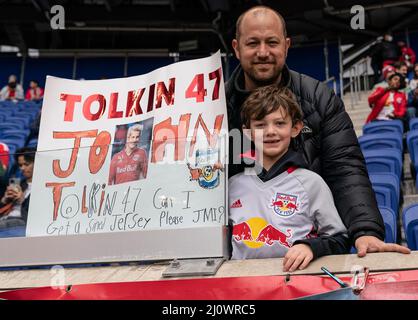 Harrison, USA. 20. März 2022. Fans besuchen am 20. März 2022 das reguläre Saisonspiel der MLS 2022 zwischen New York Red Bulls und Columbus Crew in der Red Bull Arena in Harrison, New Jersey. Spiel endete in der Ziehung 1 - 1. (Foto von Lev Radin/Sipa USA) Quelle: SIPA USA/Alamy Live News Stockfoto