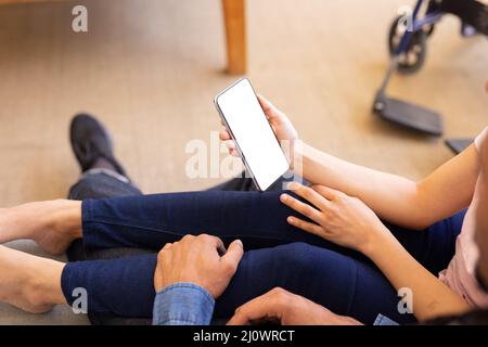 High-Angle-Ansicht des jungen Biracial Paar mit Smartphone mit Kopierplatz auf leerem Bildschirm zu Hause Stockfoto