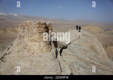 Bamiyan. 19. März 2022. Das am 19. März 2022 aufgenommene Foto zeigt Menschen, die Dara-e-Azhdar, eine der touristischen Attraktionen in der Provinz Bamiyan, Zentralafghanistan, besuchen. Quelle: Saifurahman Safi/Xinhua/Alamy Live News Stockfoto