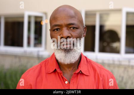 Nahaufnahme eines kahlbärtigen, afroamerikanischen Senioren, der im Freien steht Stockfoto