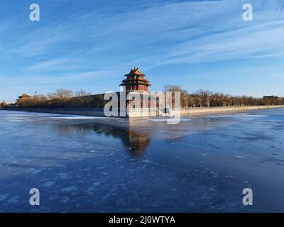 Peking, China. 3.. Februar 2022. Das Foto, das mit einem Mobiltelefon aufgenommen wurde, zeigt einen Turm des Palastmuseums in Peking, der Hauptstadt Chinas, 3. Februar 2022. Kredit: Ding Hongfa/Xinhua/Alamy Live Nachrichten Stockfoto