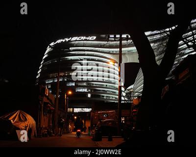 Peking, China. 21.. Februar 2022. Das Foto, das mit einem Mobiltelefon aufgenommen wurde, zeigt das Galaxy Soho in Peking, der Hauptstadt Chinas, 21. Februar 2022. Quelle: Chu Jiayin/Xinhua/Alamy Live News Stockfoto