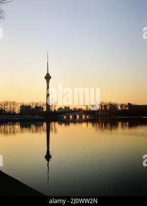 Peking, China. 4. Dez 2021. Das Foto, das mit einem Mobiltelefon aufgenommen wurde, zeigt den zentralen Radio- und Fernsehturm in Peking, der Hauptstadt Chinas, am 4. Dezember 2021. Quelle: Ren Pengfei/Xinhua/Alamy Live News Stockfoto