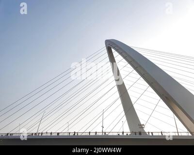 Peking, China. 9.. Februar 2022. Das Foto, das mit einem Mobiltelefon aufgenommen wurde, zeigt die Neue Shougang-Brücke in Peking, der Hauptstadt Chinas, 9. Februar 2022. Kredit: Ding Hongfa/Xinhua/Alamy Live Nachrichten Stockfoto