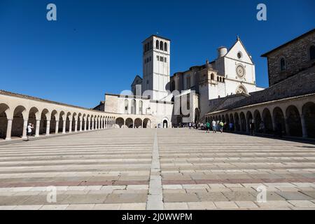 Assisi Dorf in Umbrien, Italien. Die wichtigste italienische Basilika, die dem Heiligen Franziskus geweiht ist - San Francesco. Stockfoto