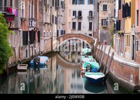 Kleiner Kanal und Brücke zwischen Häusern in Venedig, Italien Stockfoto