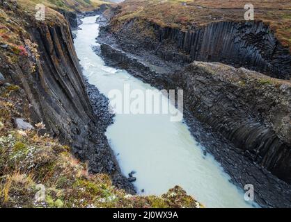 Die Schlucht StuÃ lagil ist eine Schlucht in JÃ¶kuldalur, Ostisland. Berühmte säulenförmige Basaltsteinformationen und der Fluss JÃ¶kla fließt durch die Felsformation Stockfoto