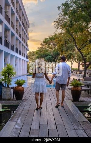 Sonnenuntergang am gemütlichen Strand Pattaya Thailand, Paar Mann und Frau beobachten den Sonnenuntergang am Pool in Pattaya Thailand Stockfoto