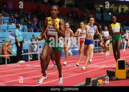 Belgrad, Serbien. 20. März 2022. Stephenie Ann McPherson (vorne) aus Jamaika tritt während der 4X400-Meter-Staffel der Frauen bei den Leichtathletik-Hallenweltmeisterschaften Belgrad 2022 in der stark Arena, Belgrad, Serbien, am 20. März 2022 an. Quelle: Zheng Huansong/Xinhua/Alamy Live News Stockfoto