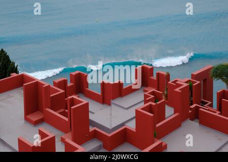 Calpe. 18. März 2022. Das Foto vom 18. März 2022 zeigt einen Blick auf das berühmte Gebäude La Muralla Roja in Calpe, Spanien. Quelle: Meng Dingbo/Xinhua/Alamy Live News Stockfoto