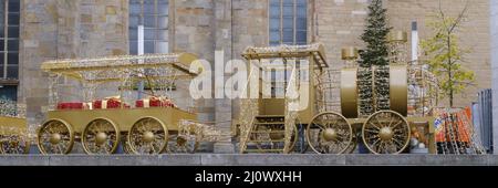 Trainieren Sie mit Paketen auf dem Weihnachtsmarkt Dortmund Stockfoto