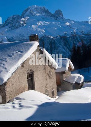 Blick auf schneebedeckte Häuser und Bäume in der Haute Savoie, Frankreich Stockfoto