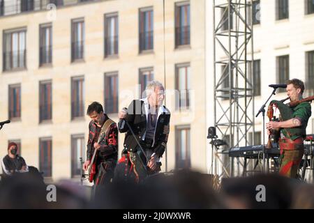 Berlin, Deutschland. 20. März 2022. Berlin. In Extremo auf der Bühne der Solidaritätskundgebung „Sound of Peace“ am Brandenburger Tor. In Extremo ist eine deutsche Band. Die sechsköpfige Gruppe wurde 1995 in Berlin gegründet. (Bild: © Simone Kuhlmey/Pacific Press via ZUMA Press Wire) Stockfoto