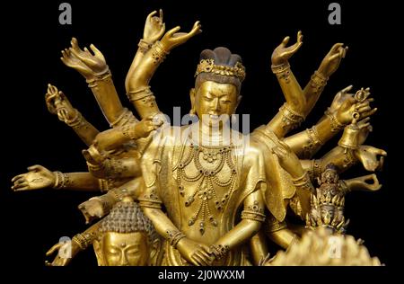 Multi bewaffnete Shiva Statue isoliert auf schwarzem Hintergrund mit Clipping Pfad. Buddha-Statue mit vielen Armen in einem buddhistischen Tempel Stockfoto