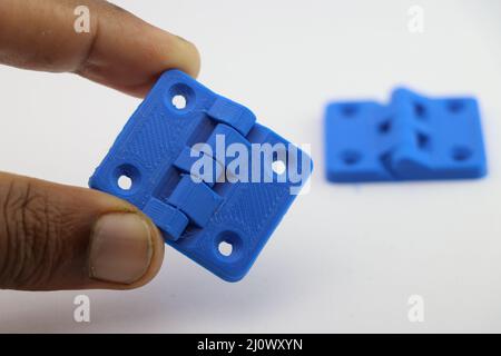 3D bedruckte Fensterscharniere mit 3D Drucktechnologie. Hausreparaturlösungen aus Rapid Prototyping Stockfoto