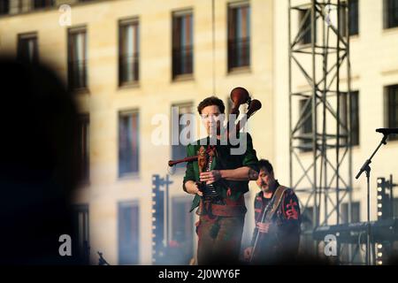 Berlin, Deutschland. 20. März 2022. Berlin. In Extremo auf der Bühne der Solidaritätskundgebung „Sound of Peace“ am Brandenburger Tor. In Extremo ist eine deutsche Band. Die sechsköpfige Gruppe wurde 1995 in Berlin gegründet. (Bild: © Simone Kuhlmey/Pacific Press via ZUMA Press Wire) Stockfoto