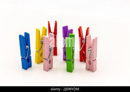 regenbogen bunte Holzkleiderpins auf weißem Hintergrund Stockfoto