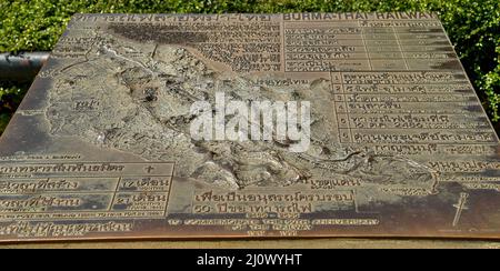 Ansicht einer Gedenktafel zur Geschichte der Brücke am Fluss Kwai, die etwa 140 km westlich der Hauptstadt Bangkok liegt. Gebaut von den Japanern, um eine Route zwischen Thailand und Myanmar zu schaffen, die als Todesbahn bekannt ist. Über 60.000 alliierte Gefangene bauten die Brücke während der japanischen Besetzung Thailands, 13,000 Gefangene kamen während des Baus ums Leben. Die im Oktober 1943 fertiggestellte Eisenbahnlinie verbindet die südliche Hauptlinie Thailands von Bangkok aus. Stockfoto