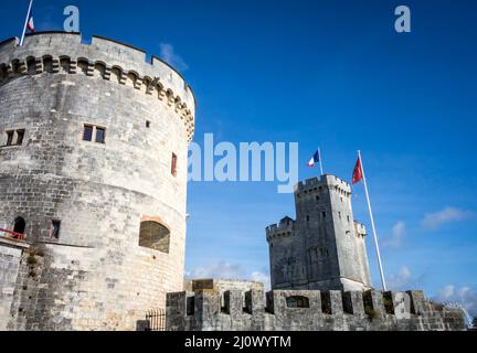 Historische Türme im alten Hafen von La Rochelle Stockfoto