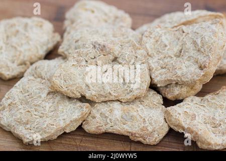 Getrocknetes Sojafleisch Ersatz auf Platte Nahaufnahme selektive Fokus Stockfoto