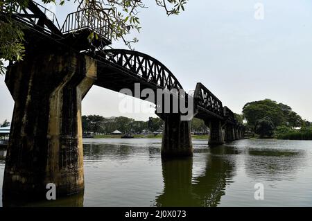 Kanchanaburi, Thailand. 21.. Februar 2022. Ein allgemeiner Blick auf die Brücke am Fluss Kwai, die etwa 140 km westlich der Hauptstadt Bangkok liegt. Gebaut von den Japanern, um eine Route zwischen Thailand und Myanmar zu schaffen, die als Todesbahn bekannt ist. Über 60.000 alliierte Gefangene bauten die Brücke während der japanischen Besetzung Thailands, 13,000 Gefangene kamen während des Baus ums Leben. Die im Oktober 1943 fertiggestellte Eisenbahnlinie verbindet die südliche Hauptlinie Thailands von Bangkok aus. (Bild: © Paul Lakatos/SOPA Images via ZUMA Press Wire) Stockfoto