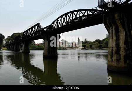 Kanchanaburi, Thailand. 21.. Februar 2022. Ein allgemeiner Blick auf die Brücke am Fluss Kwai, die etwa 140 km westlich der Hauptstadt Bangkok liegt. Gebaut von den Japanern, um eine Route zwischen Thailand und Myanmar zu schaffen, die als Todesbahn bekannt ist. Über 60.000 alliierte Gefangene bauten die Brücke während der japanischen Besetzung Thailands, 13,000 Gefangene kamen während des Baus ums Leben. Die im Oktober 1943 fertiggestellte Eisenbahnlinie verbindet die südliche Hauptlinie Thailands von Bangkok aus. (Foto von Paul Lakatos/SOPA Images/Sipa USA) Quelle: SIPA USA/Alamy Live News Stockfoto