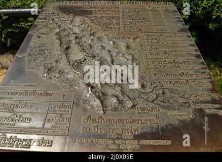 Kanchanaburi, Thailand. 21.. Februar 2022. Ansicht einer Gedenktafel zur Geschichte der Brücke am Fluss Kwai, die etwa 140 km westlich der Hauptstadt Bangkok liegt. Gebaut von den Japanern, um eine Route zwischen Thailand und Myanmar zu schaffen, die als Todesbahn bekannt ist. Über 60.000 alliierte Gefangene bauten die Brücke während der japanischen Besetzung Thailands, 13,000 Gefangene kamen während des Baus ums Leben. Die im Oktober 1943 fertiggestellte Eisenbahnlinie verbindet die südliche Hauptlinie Thailands von Bangkok aus. (Foto von Paul Lakatos/SOPA Images/Sipa USA) Quelle: SIPA USA/Alamy Live News Stockfoto