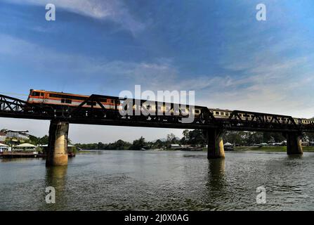 Kanchanaburi, Thailand. 21.. Februar 2022. Ein Personenzug überquert die Brücke am Fluss Kwai, etwa 140 km westlich der Hauptstadt Bangkok. Gebaut von den Japanern, um eine Route zwischen Thailand und Myanmar zu schaffen, die als Todesbahn bekannt ist. Über 60.000 alliierte Gefangene bauten die Brücke während der japanischen Besetzung Thailands, 13,000 Gefangene kamen während des Baus ums Leben. Die im Oktober 1943 fertiggestellte Eisenbahnlinie verbindet die südliche Hauptlinie Thailands von Bangkok aus. (Bild: © Paul Lakatos/SOPA Images via ZUMA Press Wire) Stockfoto