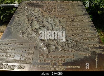 Kanchanaburi, Thailand. 21.. Februar 2022. Ansicht einer Gedenktafel zur Geschichte der Brücke am Fluss Kwai, die etwa 140 km westlich der Hauptstadt Bangkok liegt. Gebaut von den Japanern, um eine Route zwischen Thailand und Myanmar zu schaffen, die als Todesbahn bekannt ist. Über 60.000 alliierte Gefangene bauten die Brücke während der japanischen Besetzung Thailands, 13,000 Gefangene kamen während des Baus ums Leben. Die im Oktober 1943 fertiggestellte Eisenbahnlinie verbindet die südliche Hauptlinie Thailands von Bangkok aus. (Bild: © Paul Lakatos/SOPA Images via ZUMA Press Wire) Stockfoto