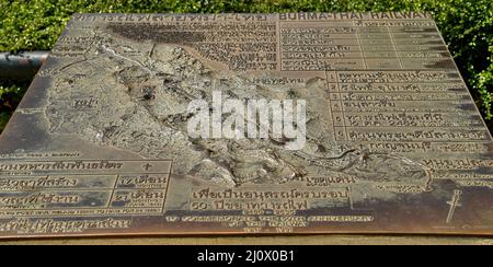 Ansicht einer Gedenktafel zur Geschichte der Brücke am Fluss Kwai, die etwa 140 km westlich der Hauptstadt Bangkok liegt. Gebaut von den Japanern, um eine Route zwischen Thailand und Myanmar zu schaffen, die als Todesbahn bekannt ist. Über 60.000 alliierte Gefangene bauten die Brücke während der japanischen Besetzung Thailands, 13,000 Gefangene kamen während des Baus ums Leben. Die im Oktober 1943 fertiggestellte Eisenbahnlinie verbindet die südliche Hauptlinie Thailands von Bangkok aus. (Foto von Paul Lakatos / SOPA Images/Sipa USA) Stockfoto