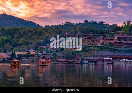 Sonnenaufgang im Lee Wine Rak Thai, chinesische Siedlung, Mae Hong Son, Thailand, wunderschöne Landschaft während des Sonnenaufgangs im chinesischen Dorf AMO Stockfoto