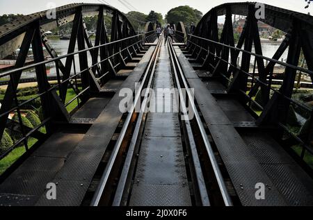 Kanchanaburi, Thailand. 21.. Februar 2022. Ein allgemeiner Blick auf die Brücke am Fluss Kwai, die etwa 140 km westlich der Hauptstadt Bangkok liegt. Gebaut von den Japanern, um eine Route zwischen Thailand und Myanmar zu schaffen, die als Todesbahn bekannt ist. Über 60.000 alliierte Gefangene bauten die Brücke während der japanischen Besetzung Thailands, 13,000 Gefangene kamen während des Baus ums Leben. Die im Oktober 1943 fertiggestellte Eisenbahnlinie verbindet Thailand mit der südlichen Hauptstrecke von Bangkok aus, die von den Japanern gebaut wurde, um eine Strecke zwischen Thailand und Myanmar zu schaffen, die als Todesbahn bekannt ist. Über 60.000 alliierte p Stockfoto