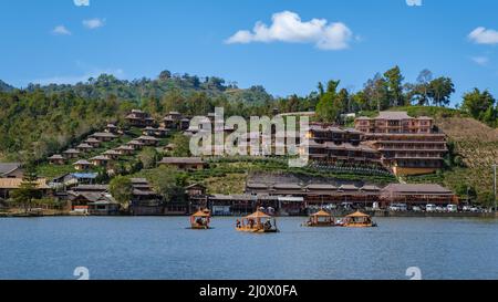 Sonnenaufgang im Lee Wine Rak Thai, chinesische Siedlung, Mae Hong Son, Thailand, wunderschöne Landschaft während des Sonnenaufgangs im chinesischen Dorf AMO Stockfoto