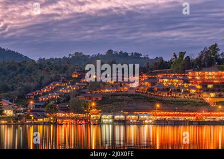 Sonnenaufgang im Lee Wine Rak Thai, chinesische Siedlung, Mae Hong Son, Thailand, wunderschöne Landschaft während des Sonnenaufgangs im chinesischen Dorf AMO Stockfoto