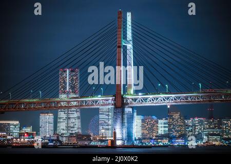 Yokohama Bay Bridge und Yokohama Minato Mirai mit Blick auf die Nacht Stockfoto