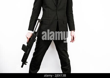 Geschäftsmann mit einem Maschinengewehr zu kämpfen Stockfoto