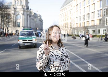 Berlin, Berlin Mitte, Deutschland. 20. März 2022. Ricarda lang bei der Solidaritätskundgebung „Sound of Peace“ am Brandenburger Tor. Ricarda lang ist deutsche Politikerin und Mitglied des Deutschen Bundestages. Sie ist Frauenpolitiksprecherin für BÃ¼ndnis 90/die GrÃ¼nen und wurde gemeinsam mit Omid Nouripour zur Bundesvorsitzenden ihrer Partei gewählt (Bildquelle: © Simone Kuhlmey/Pacific Press via ZUMA Press Wire) Stockfoto