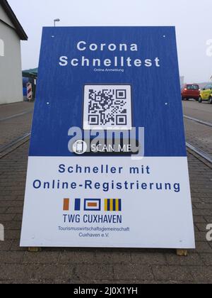 Schild Corona Schnelltest am Fischerhafen Cuxhaven Stockfoto