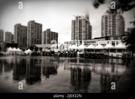 TORONTO, KANADA - 08 03 2011: Regnerischer nebliger Blick über den Brunnen am Harbourfront Center und York Quay Center in der Innenstadt von Toronto mit hoch Stockfoto