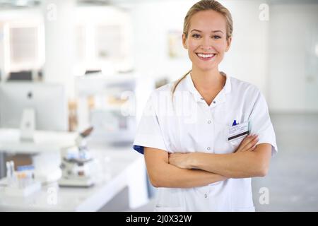 Schöner Tag im Labor. Ein zugeschnittenes Porträt einer schönen Wissenschaftlerin, die in ihrem Labor steht. Stockfoto