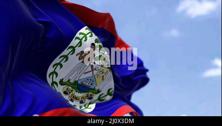 Detail der Nationalflagge von Belize, die an einem klaren Tag im Wind winkt Stockfoto