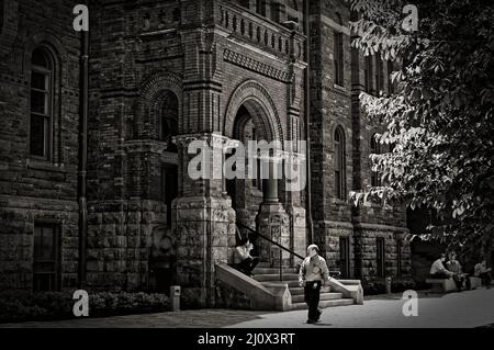 TORONTO, ONTARIO, KANADA - 06 17 2016: Ein Mann, der vor der Veranda des Royal Conservatory of Music streift. Stockfoto