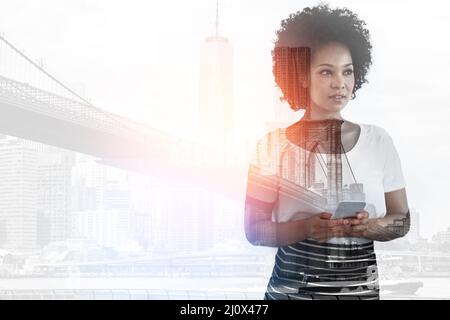 Mit den richtigen Kontakten groß machen. Mehrfachaufnahme einer jungen Geschäftsfrau mit einem Smartphone, das über einem Stadthintergrund überlagert ist. Stockfoto