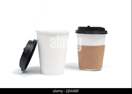 Einweg-Kaffee-Tasse aus Papier isoliert auf weißem Hintergrund. Kaffee - Trinken, Unterwegs, Verpackung, Werbung, Blank Stockfoto