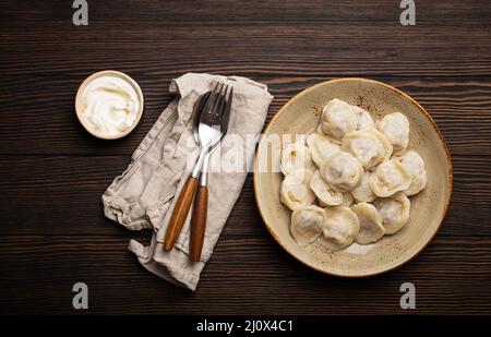 Pelmeni, traditionelles Gericht der russischen Küche, gekochte Knödel mit Hackfleisch Stockfoto