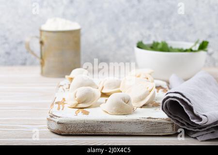 Rohe, ungekochte Pelmeni, traditionelles Gericht der russischen Küche, Knödel mit Hackfleisch Stockfoto