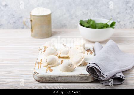 Rohe, ungekochte Pelmeni, traditionelles Gericht der russischen Küche, Knödel mit Hackfleisch Stockfoto