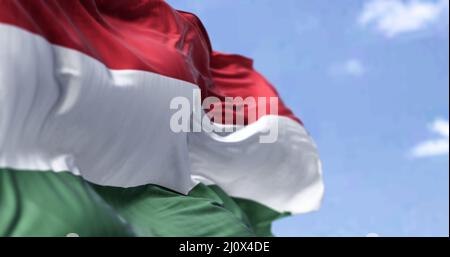 Detail der Nationalflagge Ungarns, die an einem klaren Tag im Wind winkt Stockfoto