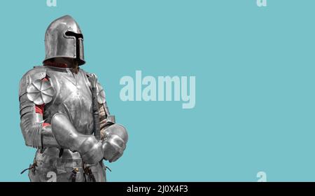 Mittelalterliche Ritter in glänzender Rüstung aus Metall auf einem blauen Hintergrund. Stockfoto